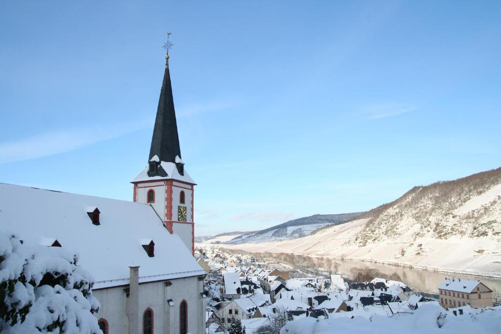 Ferienweingut Hensler Hotel บรีเดล ภายนอก รูปภาพ